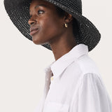 Pouline hattu, Black